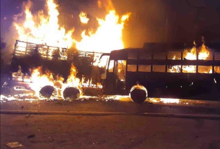 कन्नौज में बस और ट्रक की भीषण भिड़ंत, 18 से 20 लोगों के जलकर मरने की आशंका
