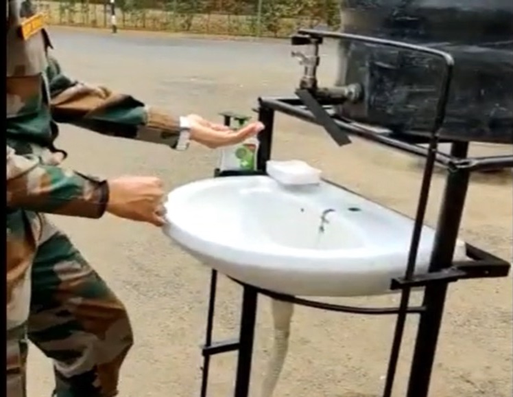 वीडियो: देखिए कैसे सैनिकों ने सीमित साधनों से स्वयं के लिए सैनिटाइज करने का साधन बनाया?