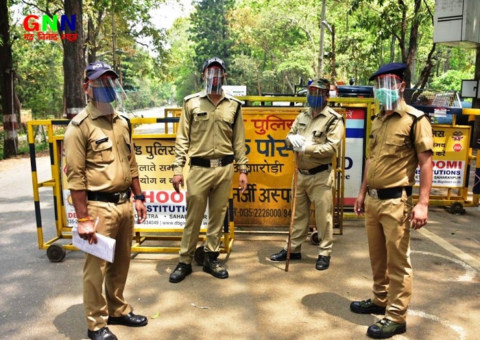 ग्राफिक एरा ने पुलिस को कोरोना संक्रमण से सुरक्षा हेतु 100 फेस शील्ड दिए