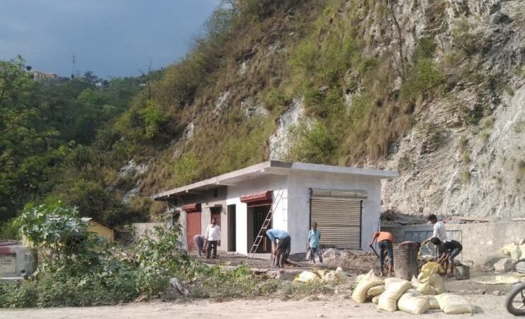 ग्राम पंचायत की भूमि पर नगर पंचायत कीर्तिनगर द्वारा कराये जा रहे अवैध निर्माण कार्य पर रोक