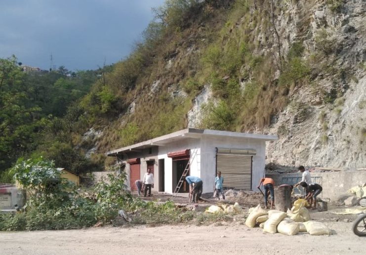 ग्राम पंचायत की भूमि पर नगर पंचायत कीर्तिनगर द्वारा कराये जा रहे अवैध निर्माण कार्य पर रोक