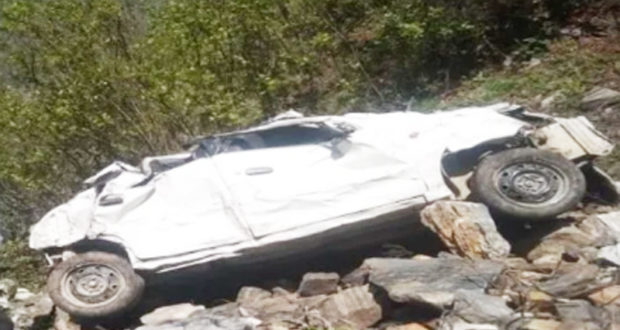 कार दुर्घटना में तहसील कर्मी की मौत, बेटी, दामाद और नातिन घायल