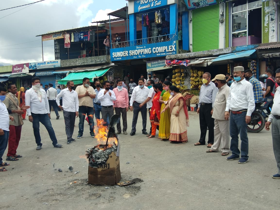 कांग्रेस ने बढ़ते तेल, महंगाई के विरोध में किया पुतला दहन