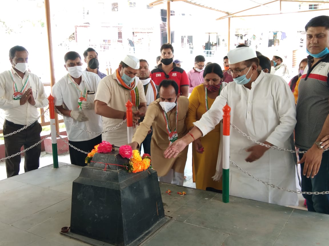 कांग्रेसजनों ने पूर्व प्रदेश अध्यक्ष किशोर उपाध्याय के नेतृत्व में गलवान के शहीदों को दी श्रद्धांजलि