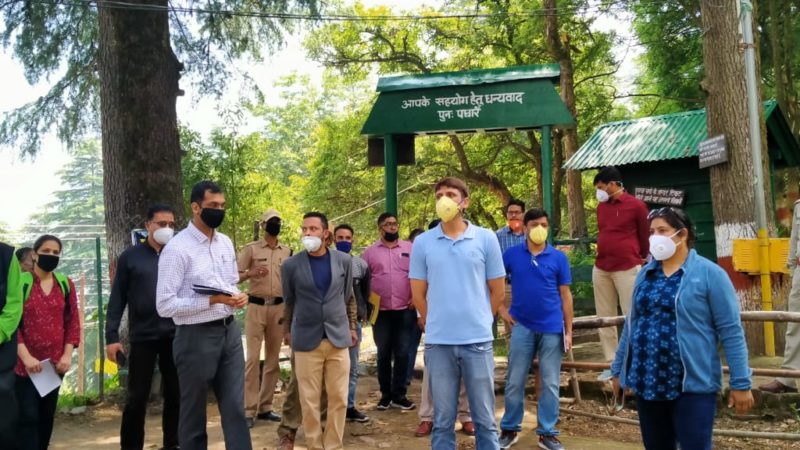 डीएम ने धनोल्टी में रूर्बन के तहत निर्माणाधीन कार्यों तथा आलू-जड़ी बूटी फार्म का किया निरीक्षण