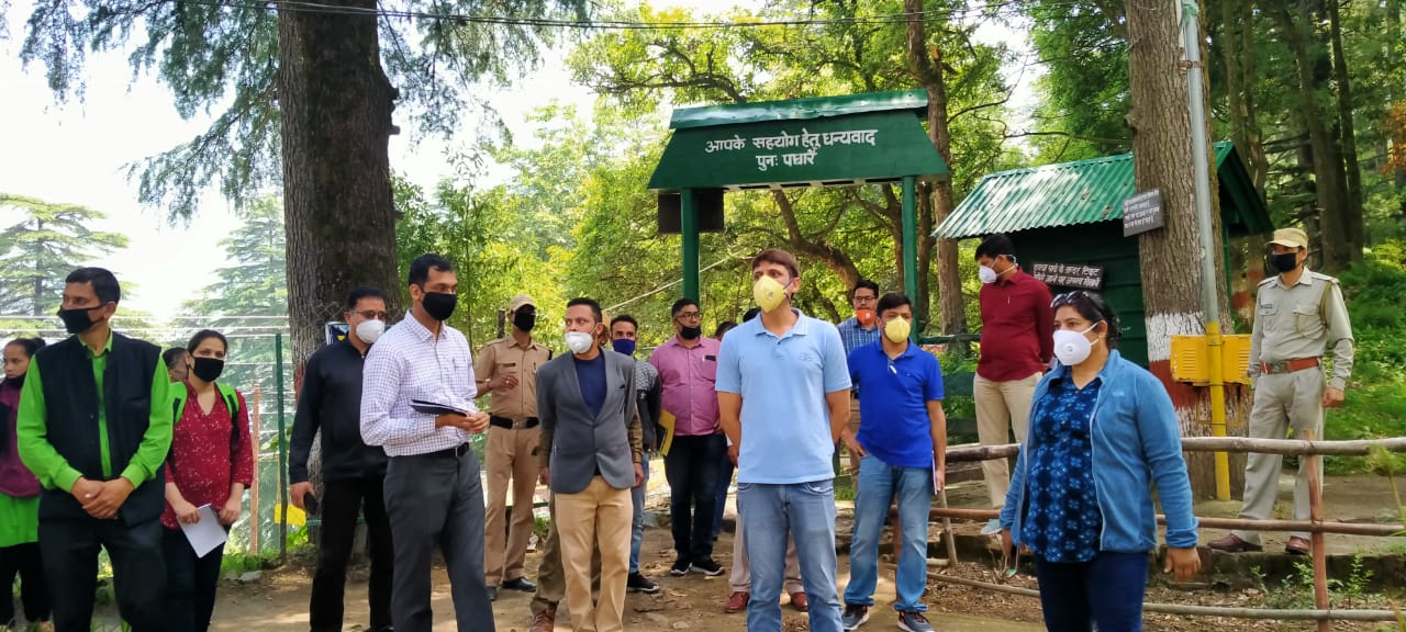 डीएम ने धनोल्टी में रूर्बन के तहत निर्माणाधीन कार्यों तथा आलू-जड़ी बूटी फार्म का किया निरीक्षण