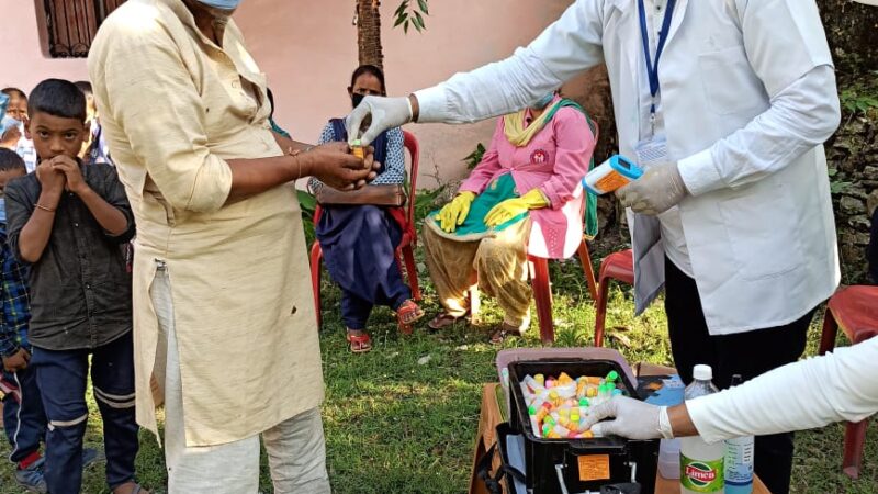 स्वास्थ्य शिविर में लोगों को किया जागरूक