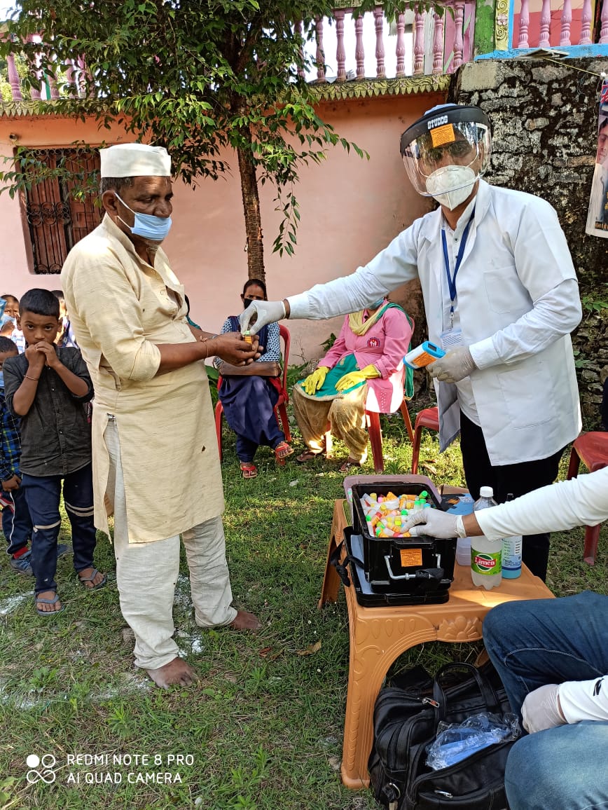 स्वास्थ्य शिविर में लोगों को किया जागरूक