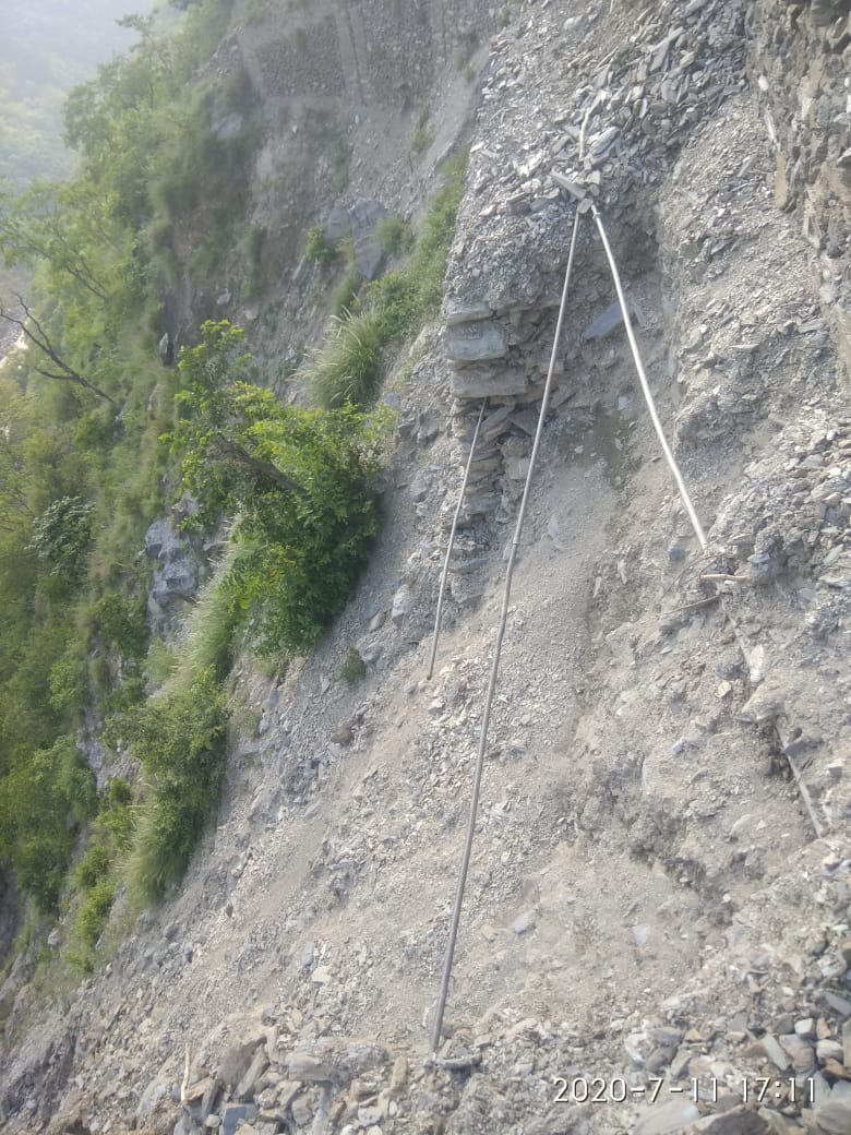 कोटेश्वर महादेव जाने वाला मुख्य पैदल मार्ग क्षतिग्रस्त, ग्रामीणों ने डीएम से की शिकायत