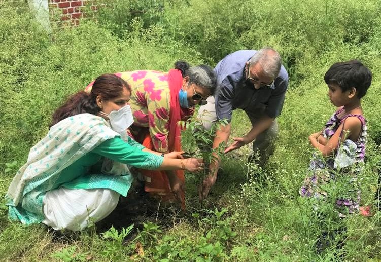 गौरा देवी जैव-विविधता तालाब में वृक्षारोपण कर स्वाति ध्यानी को श्रद्धांजलि