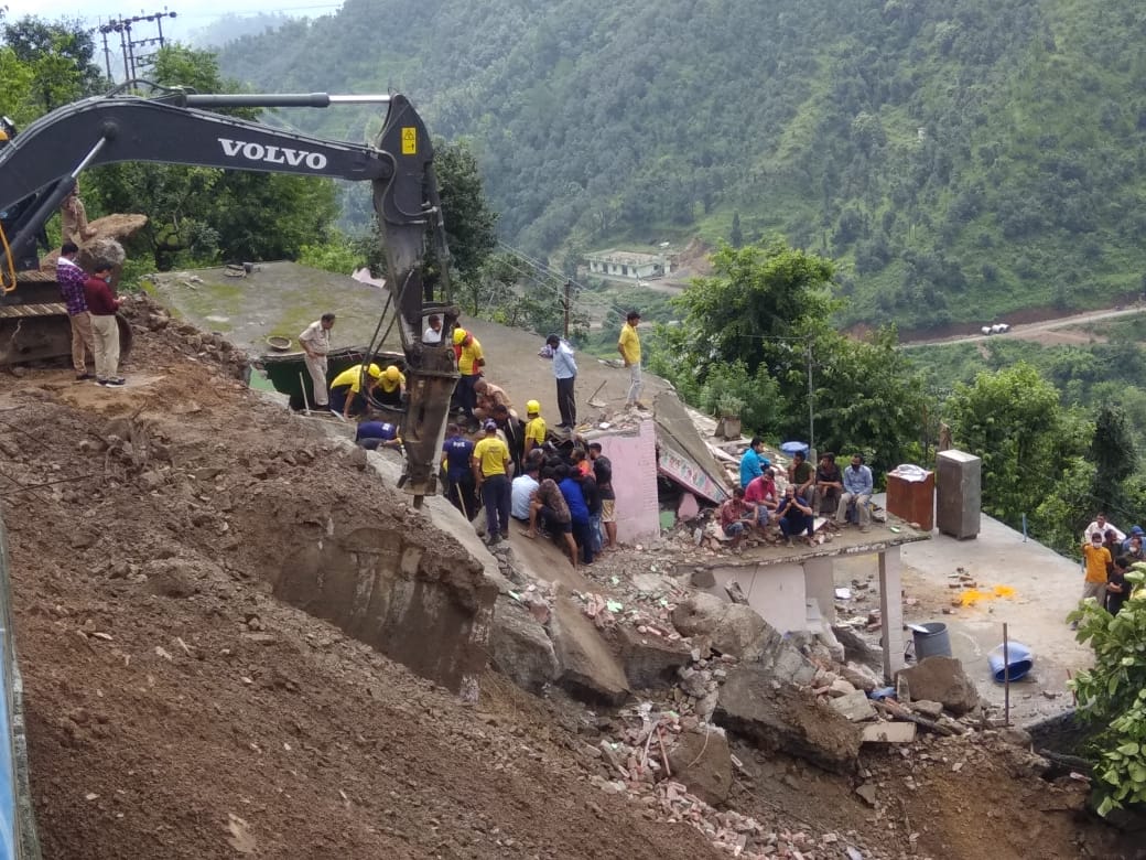 मकान पर गिरा पुस्ता, तीन लोगों के मलबे में फंसे होने की सूचना: डीएम ने दिए जांच के आदेश