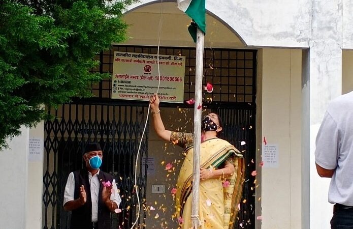 राजकीय महाविद्यालय चंद्रबदनी में ध्वजारोहण के पश्चात पौधरोपण कर स्वतंत्रता दिवस मनाया गया