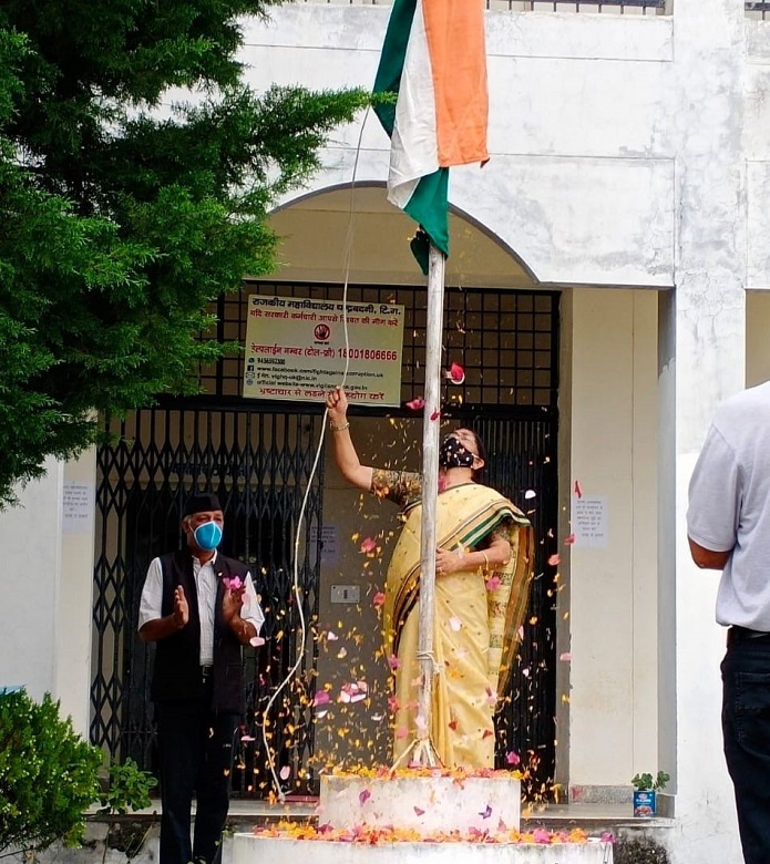राजकीय महाविद्यालय चंद्रबदनी में ध्वजारोहण के पश्चात पौधरोपण कर स्वतंत्रता दिवस मनाया गया