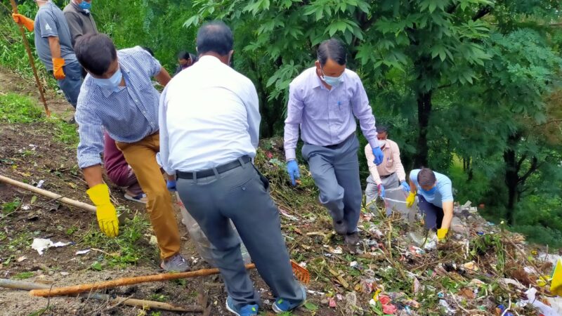 जिलाधिकारी के नेतृत्व में चला वृहद सफ़ाई अभियान