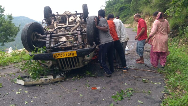 मैक्स वाहन दुर्घटना में सात लोग घायल, बेस अस्पताल श्रीनगर किया भर्ती