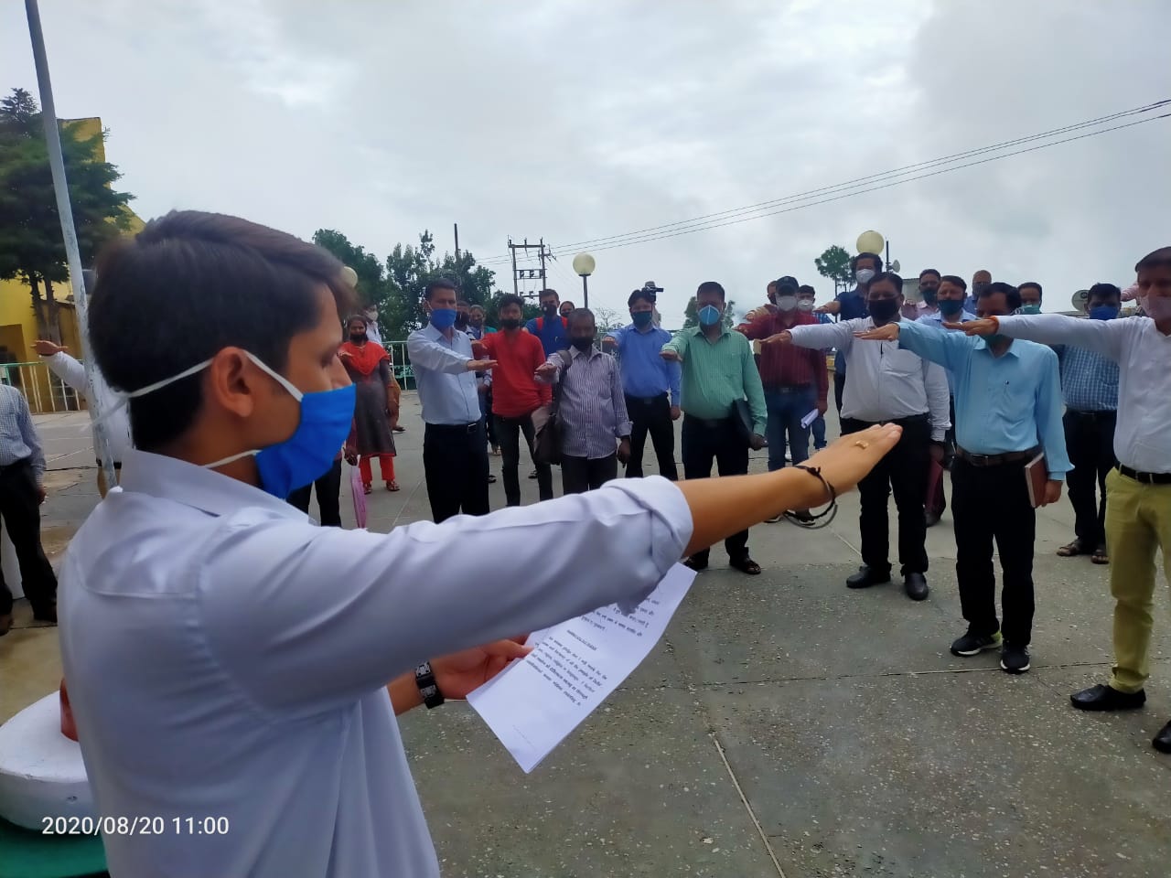 डीएम मंगेश घिल्डियाल ने अधिकारी एवं कर्मचारियों को सद्भावना दिवस पर दिलाई शपथ