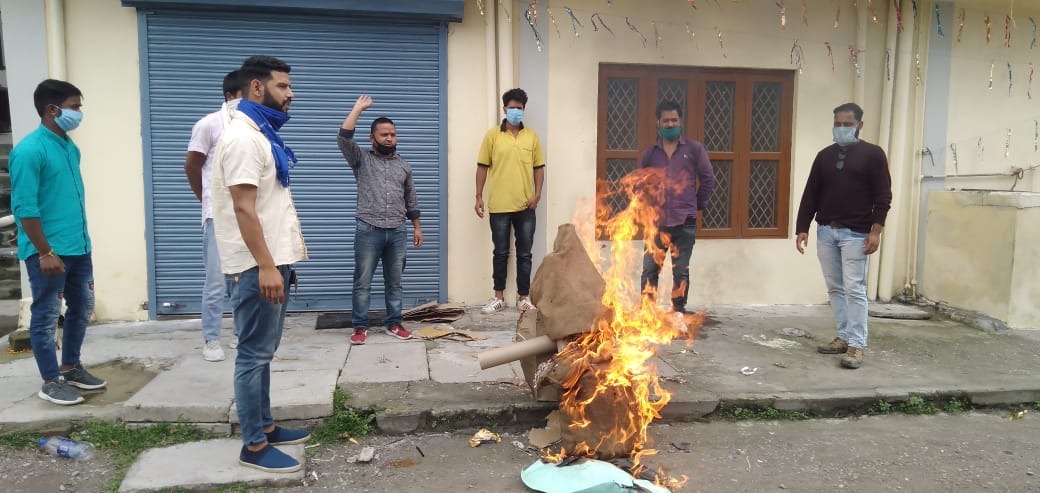 कांग्रेस जनों ने विधायक दुष्कर्म प्रकरण की जांच न होने पर सरकार का पुतला फूंका