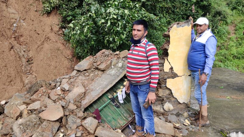 पंचायत भवन क्षतिग्रस्त होने से जेई की मौत, चार घायल