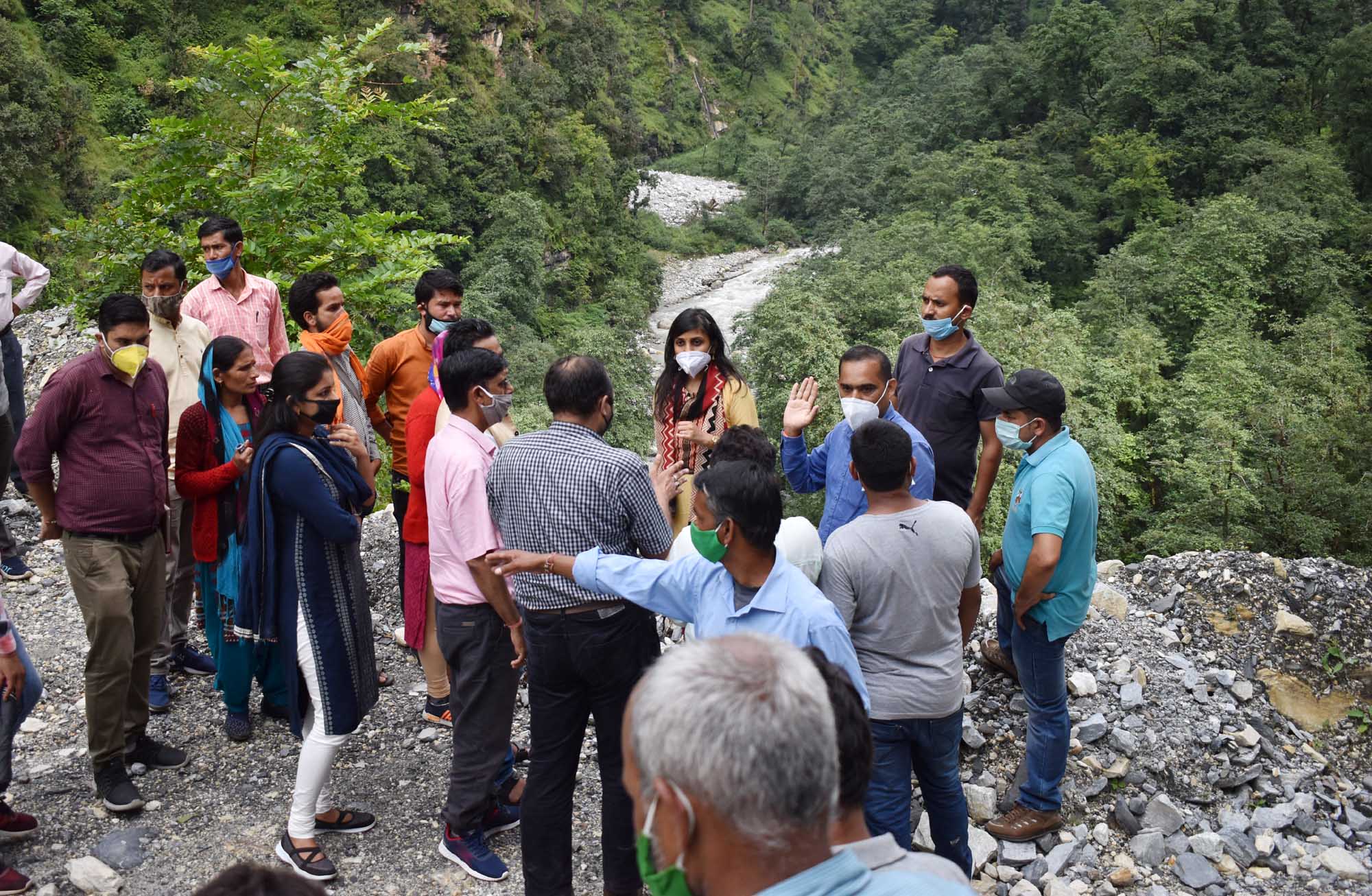 दुर्मी-गौणा ताल के पुनर्निर्माण को लेकर जिलाधिकारी स्वाति भदौरिया ने किया क्षेत्र का स्थलीय निरीक्षण