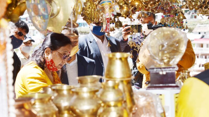 राज्यपाल बेबी रानी मौर्य ने बद्रीनाथ धाम में पूजा अर्चना कर देश और राज्य की खुशहाली की प्रार्थना की