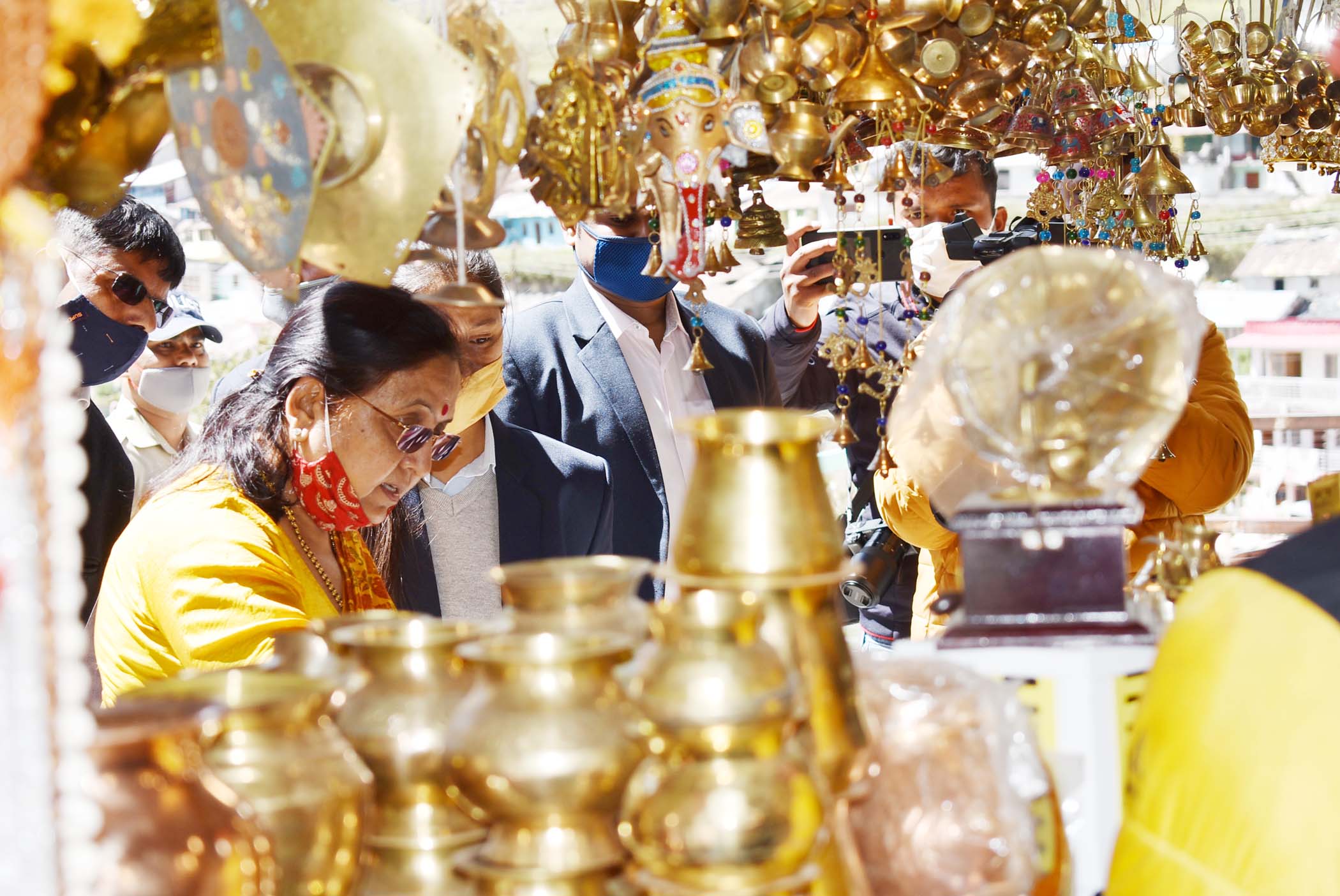 राज्यपाल बेबी रानी मौर्य ने बद्रीनाथ धाम में पूजा अर्चना कर देश और राज्य की खुशहाली की प्रार्थना की