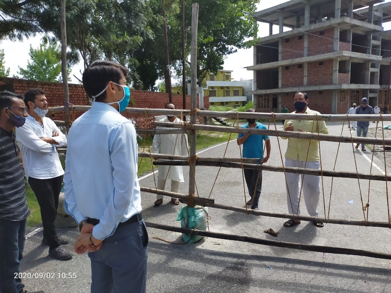 डीएम ने नईटिहरी/ बौराड़ी के कंटेन्मेंट जोन का किया निरीक्षण, बृहस्पतिवार को बाजार बंद कर पूर्ण सेनेटाइज करने को कहा