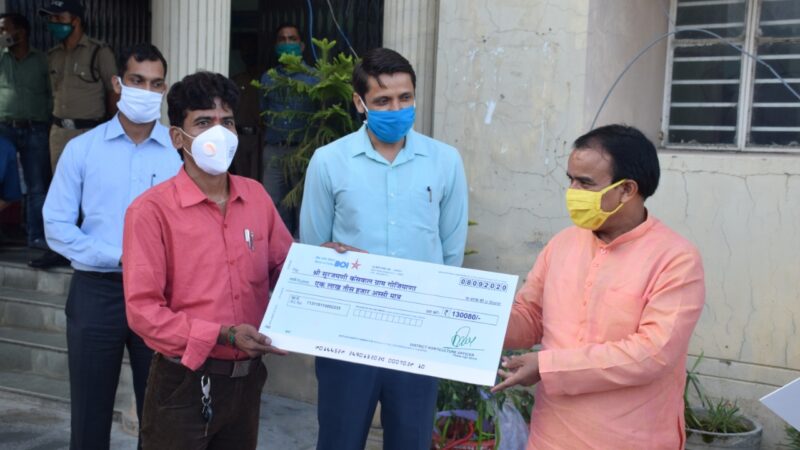 प्रभारी मंत्री डॉ धन सिंह रावत ने स्वरोजगार से जुड़े लाभार्थियों को चेक किए वितरित