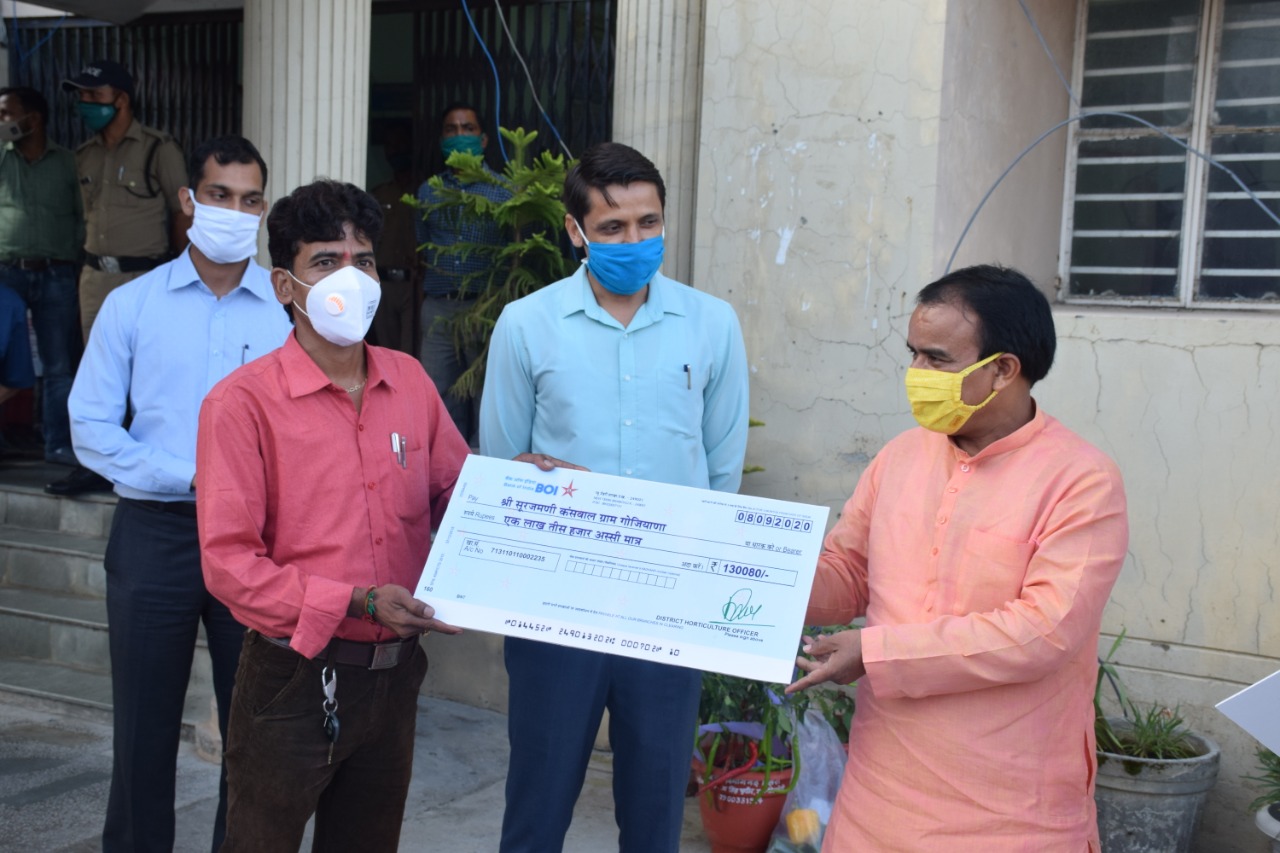 प्रभारी मंत्री डॉ धन सिंह रावत ने स्वरोजगार से जुड़े लाभार्थियों को चेक किए वितरित