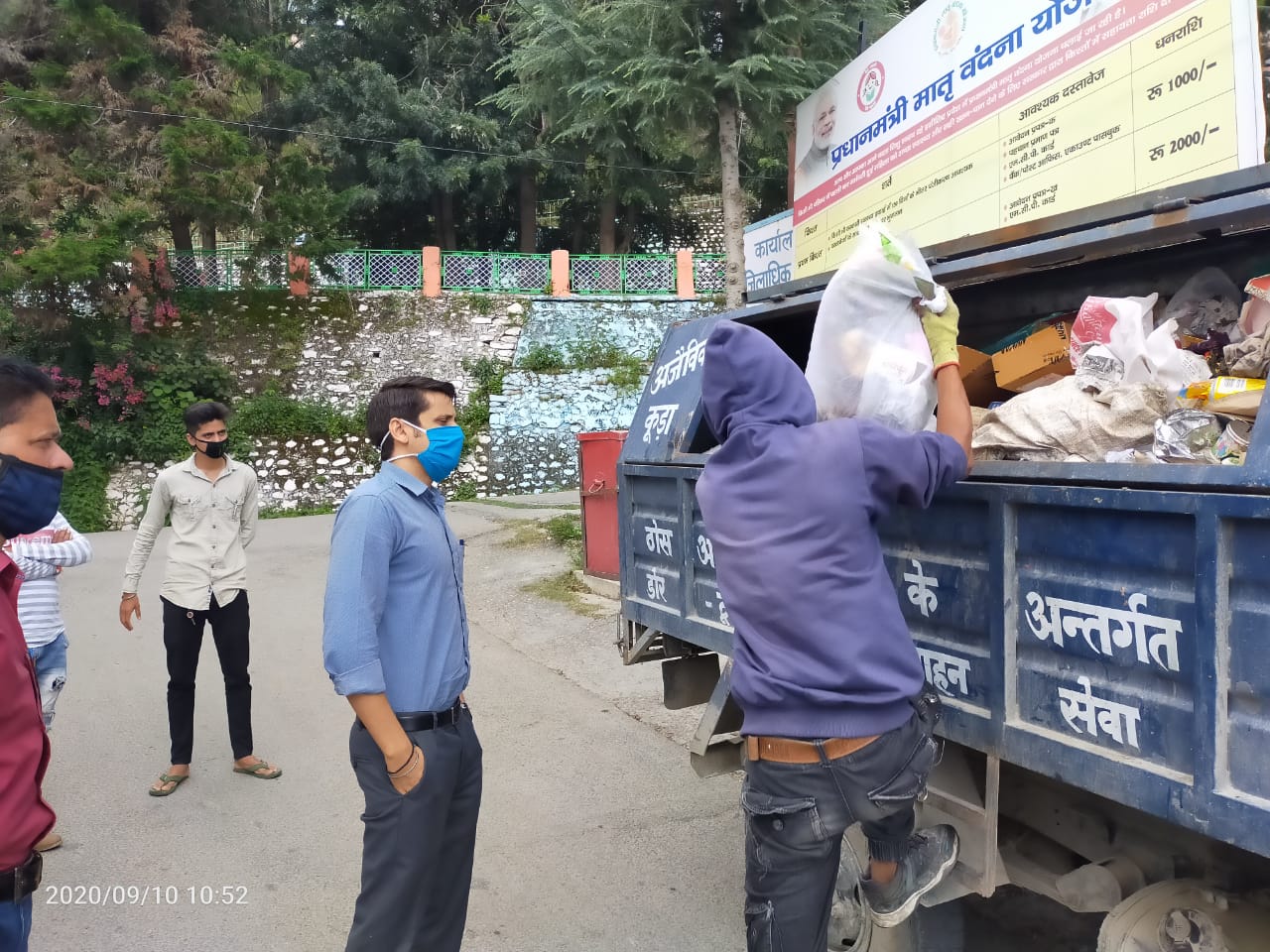 गीला व सूखा कूड़ा एक साथ पाये जाने पर ईओ और सुपरवाइजर को फटकार