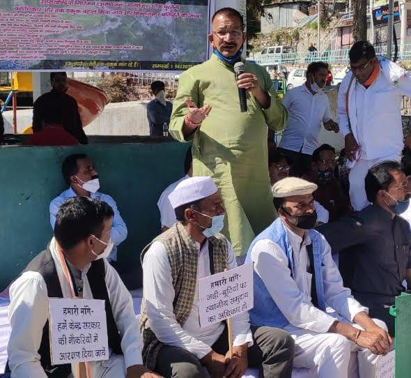 वनाधिकार कांग्रेस ने जलाई बिजली-पानी बिलों की होली: दिया धरना