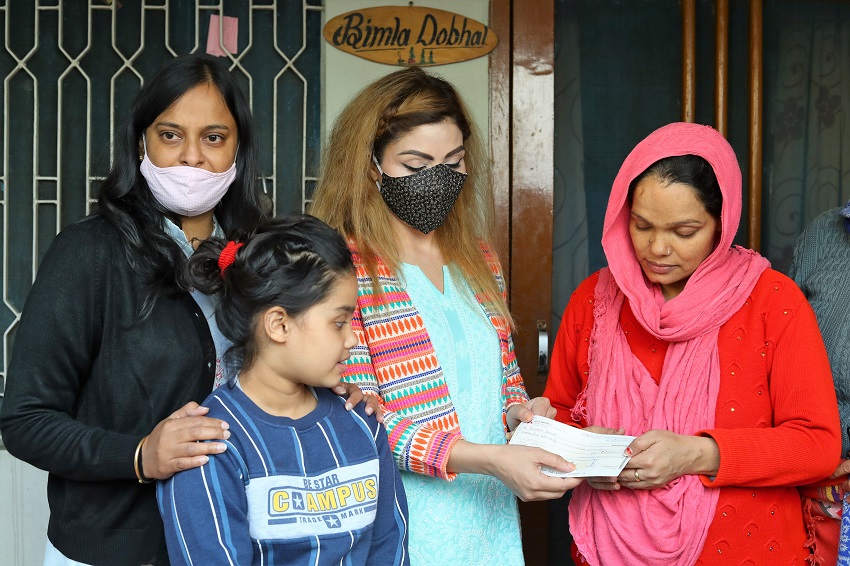 ग्राफिक एरा ने दी शहीद राकेश के परिवार को आर्थिक मदद  और की बच्चों को निशुल्क शिक्षा की घोषणा