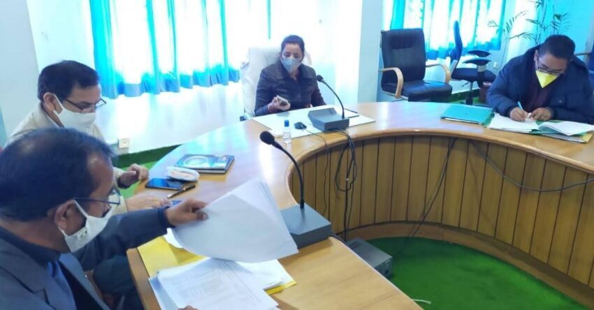 बैठक में देरी से पहुंचने पर अधिकारियों को लगाई फटकार, स्पस्टीकरण तलब