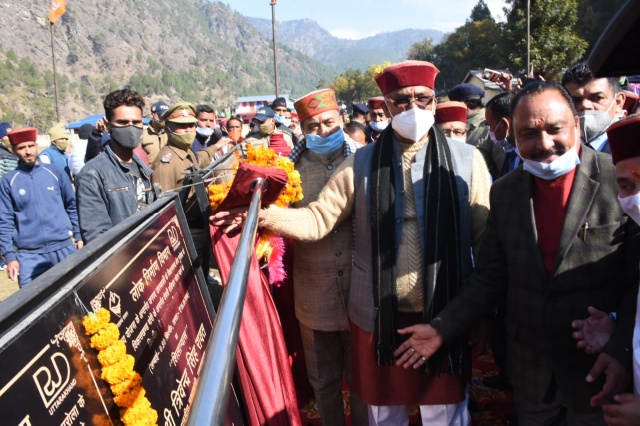 मुख्यमंत्री ने उत्तरकाशी में करोड़ों की योजनाओं का किया लोकार्पण एवं शिलान्यास