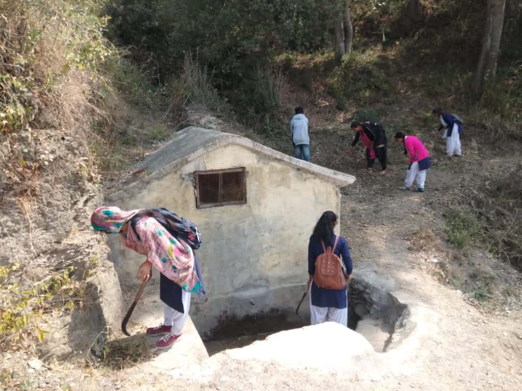 एनएसएस शिविर के चौथे दिन जल श्रोतों व सार्वजनिक स्थानों में चलाया सफ़ाई अभियान