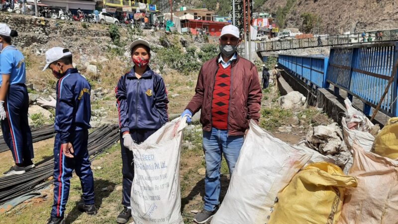 जोशियाड़ा टैक्सी स्टैंड गंगा नदी किनारे चलाया स्वच्छता अभियान