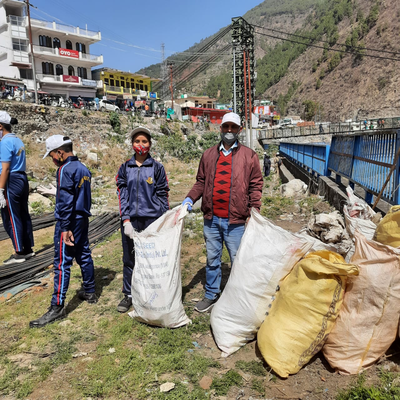 जोशियाड़ा टैक्सी स्टैंड गंगा नदी किनारे चलाया स्वच्छता अभियान