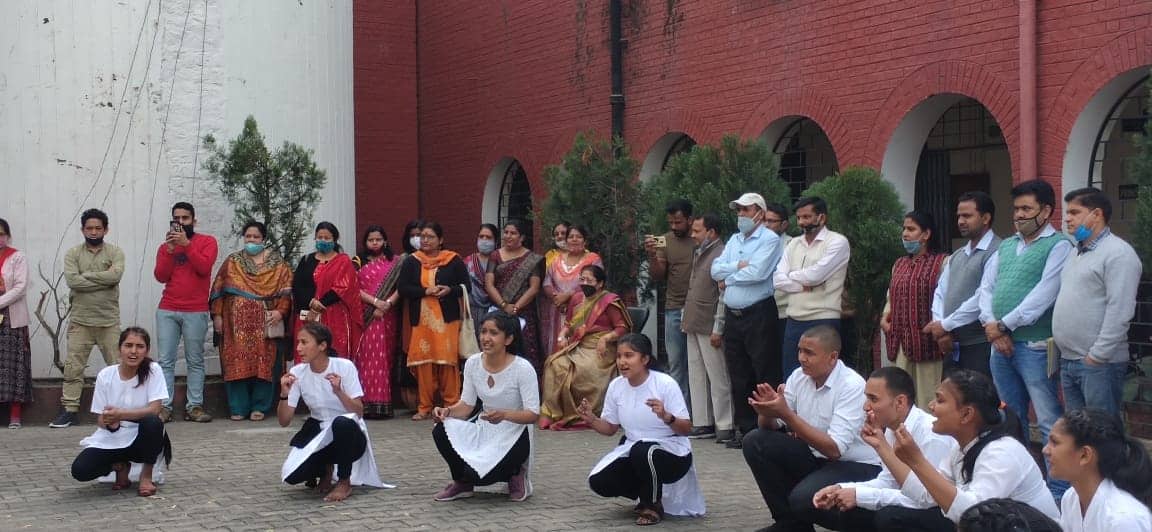 छात्राओं द्वारा जनजागरूकता के लिए नुक्कड़ नाटक, मंत्री रावत ने आर्थिक राशि से पुरस्कृत करते हुए की सराहना