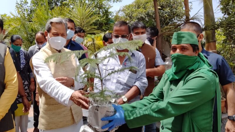 मुख्यमंत्री को वृक्षमित्र डॉ सोनी ने पौधा भेंट कर दी बधाई