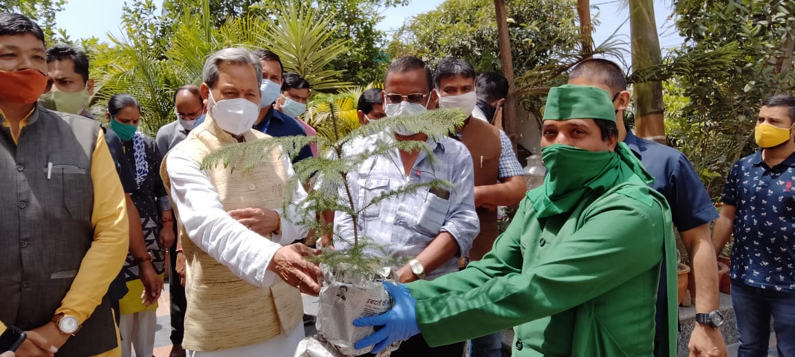 मुख्यमंत्री को वृक्षमित्र डॉ सोनी ने पौधा भेंट कर दी बधाई