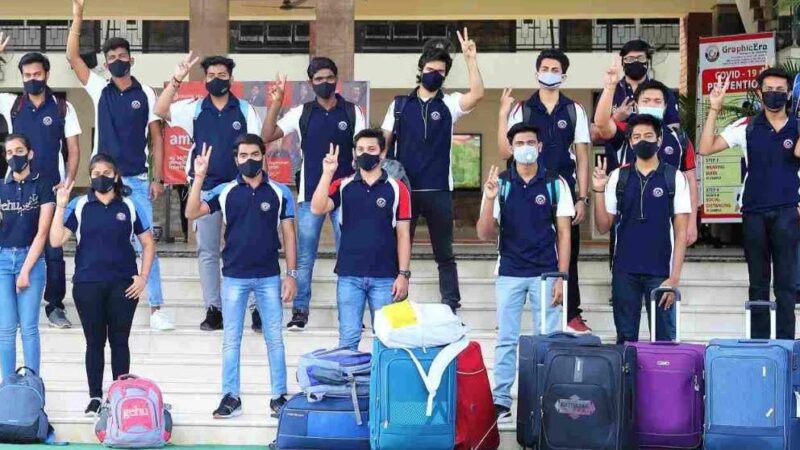 छात्र-छात्राओं की विमानों से वापसी का सिलसिला तीसरे दिन जारी