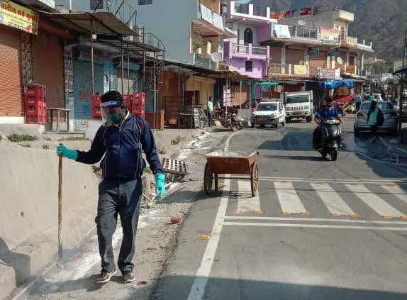 कोविड संक्रमण रोकने को पालिका/ पंचायतों द्वारा युद्धस्तर पर जारी है सैनिटीजेशन कार्य, डीएम ने की प्रशंसा