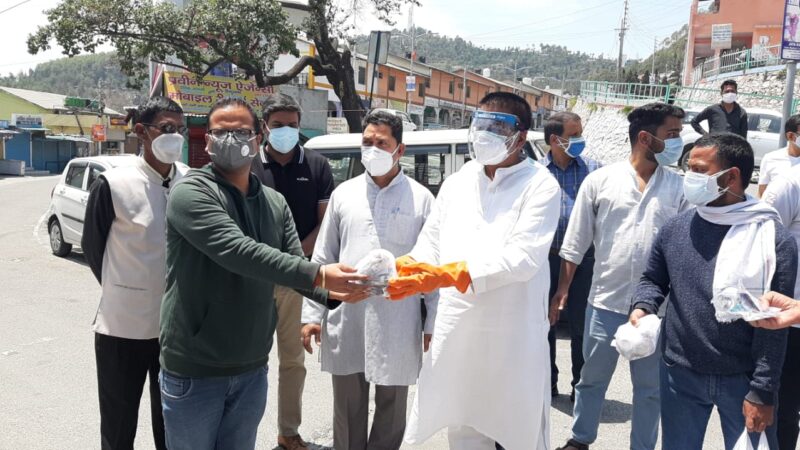 किशोर उपाध्याय ने कोरोना योद्धाओं को बांटी मेडिकल किट, जरूरतमंदों तक पहुंचाएंगे किट