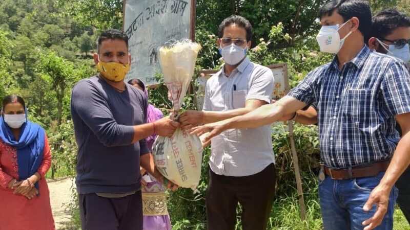 विधायक डॉ धन सिंह नेगी ने सेवा ही संकल्प के तहत चम्बा ब्लॉक के कई गांवों में बांटी राहत सामग्री व स्वास्थ्य किट