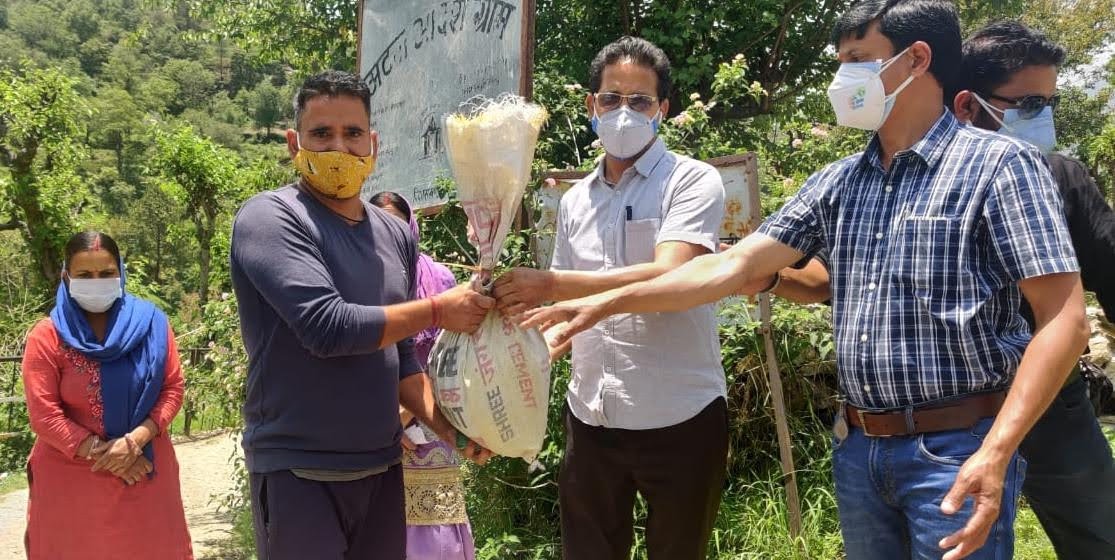 विधायक डॉ धन सिंह नेगी ने सेवा ही संकल्प के तहत चम्बा ब्लॉक के कई गांवों में बांटी राहत सामग्री व स्वास्थ्य किट