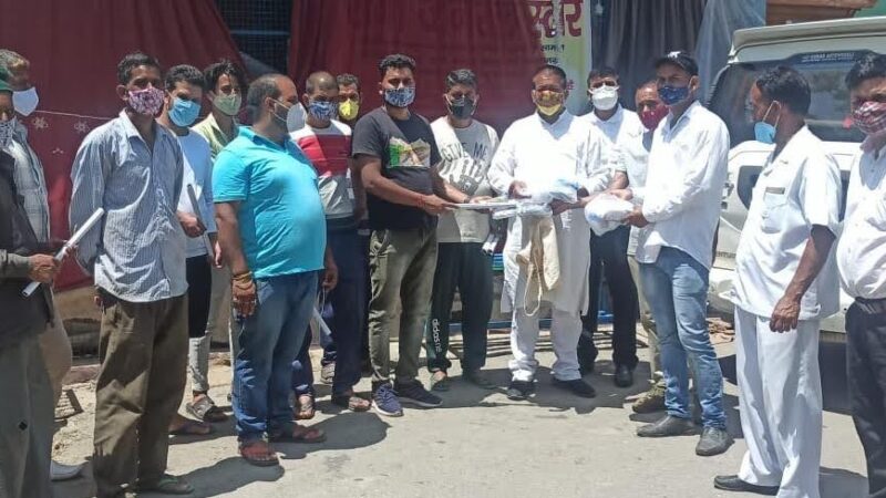 किशोर उपाध्याय ने किया जाखणीधार के कई गांवों का सघन दौरा, बांटी मेडिकल/ क्रिकेट किट