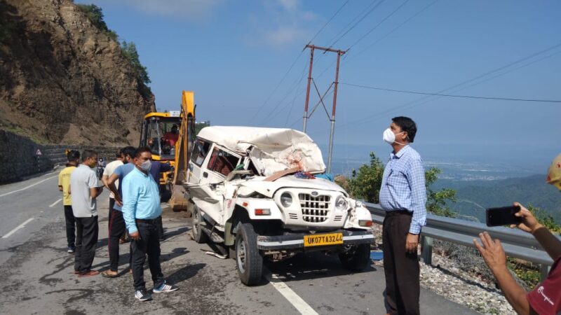 मैक्स दुर्घटना में चालक की मौत 4 घायल