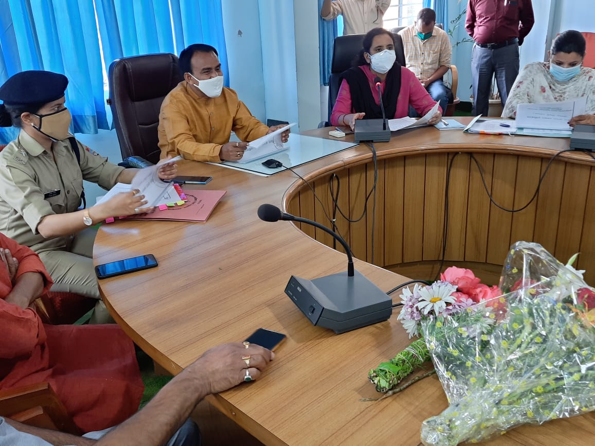 राज्यमंत्री (स्वतंत्र प्रभार) डॉ धन सिंह रावत ने टिहरी में आगामी मानसून की तैयारियों को लेकर की समीक्षा बैठक