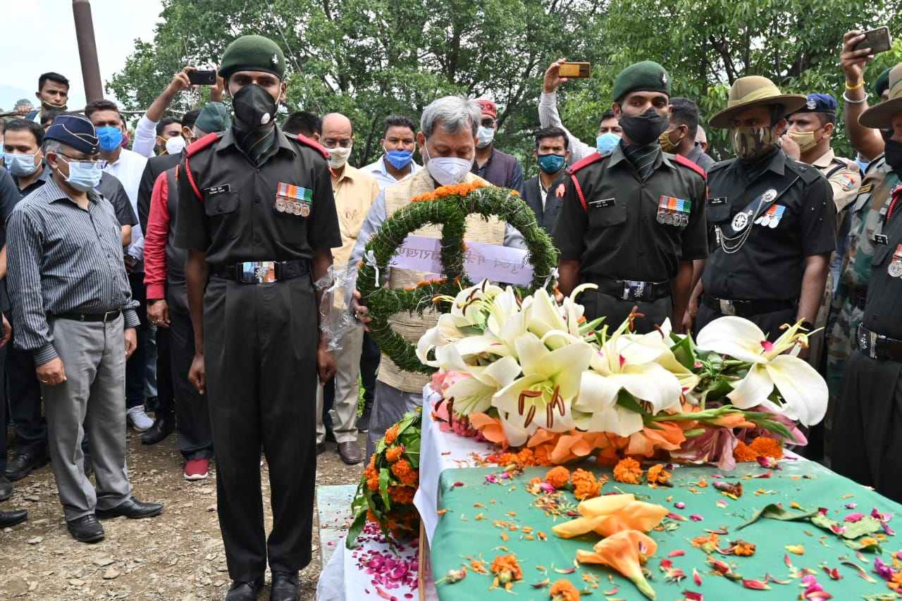 सीएम ने शहीद मनदीप नेगी को दी श्रद्धांजलि, परिवार को बारह लाख रुपए देने की घोषणा