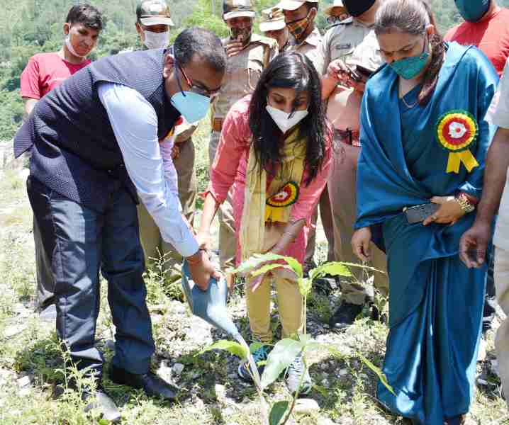 चमोली जिले में डीएम स्वाति भदौरिया के नेतृत्व में किया गया वृक्षारोपण