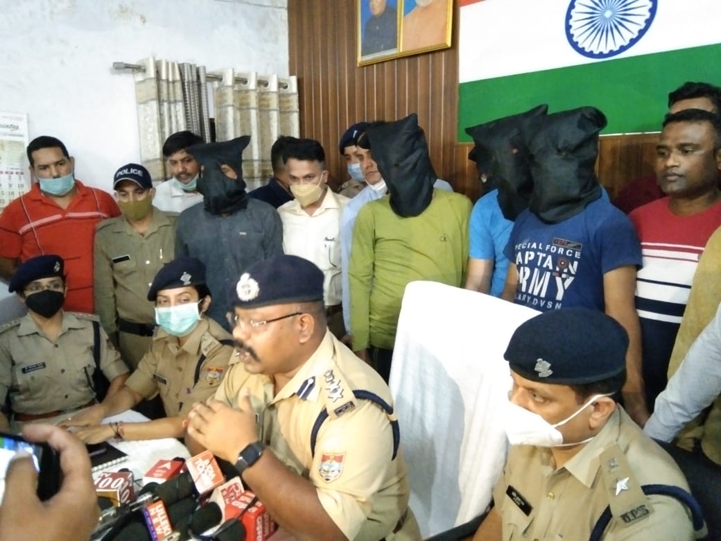 ज्वालापुर ज्वेलर्स लूट कांड का पर्दाफाश, आभूषण, नकदी, हथियारों के जखीरे के साथ 8 बदमाश गिरफ्तार